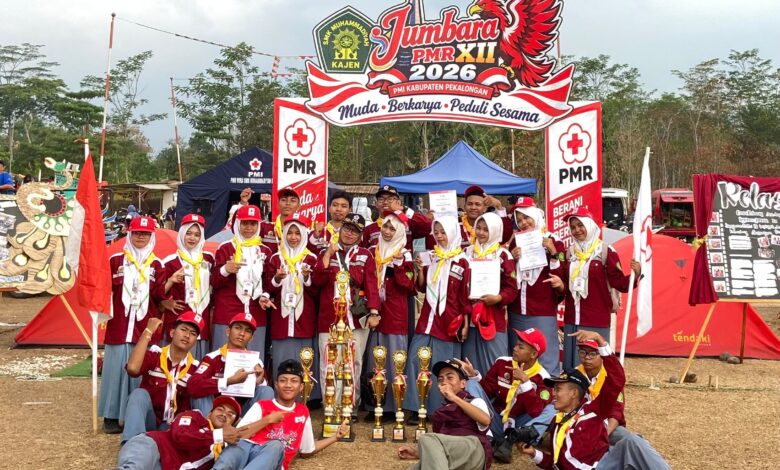 Kontingen PMR Wira SMK Muhamka memegang piala juara umum dan piagam penghargaan pada Jumbara PMR Kabupaten Pekalongan 2026.