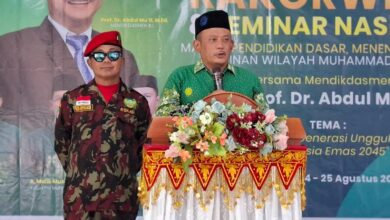 Iskandar Muda Hasibuan menyampaikan pidato di mimbar acara Muhammadiyah didampingi personel Kokam