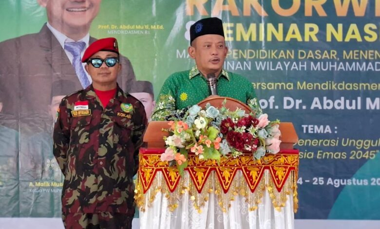 Iskandar Muda Hasibuan menyampaikan pidato di mimbar acara Muhammadiyah didampingi personel Kokam