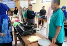 Guru Muhammadiyah Bayat Klaten mengikuti praktik pembuatan snack dan kue dari tim UMS sebagai bekal purna tugas.