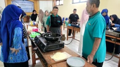 Guru Muhammadiyah Bayat Klaten mengikuti praktik pembuatan snack dan kue dari tim UMS sebagai bekal purna tugas.
