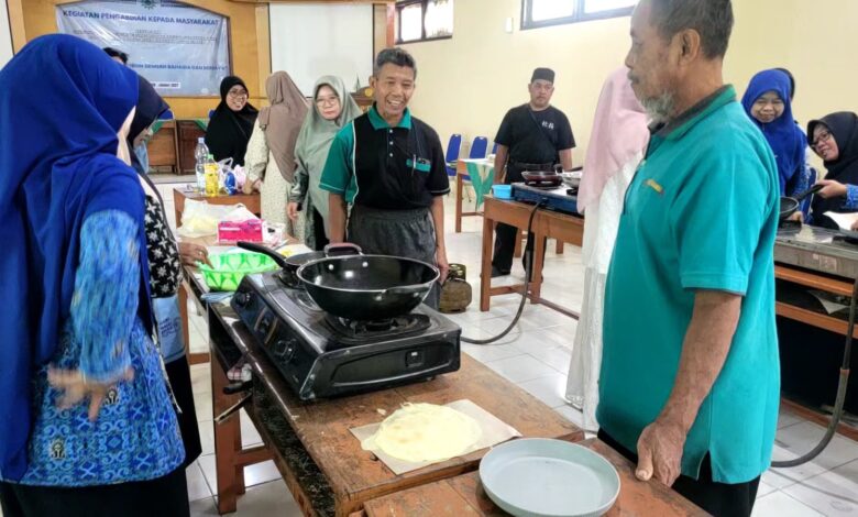 Guru Muhammadiyah Bayat Klaten mengikuti praktik pembuatan snack dan kue dari tim UMS sebagai bekal purna tugas.