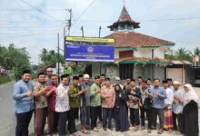 Foto bersama pengurus dan panitia Santri MU Fest 1 di depan papan nama Pondok Pesantren Ma'alim Ma'had Aly Muhammadiyah Magelang.