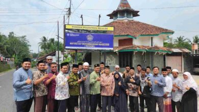 Foto bersama pengurus dan panitia Santri MU Fest 1 di depan papan nama Pondok Pesantren Ma'alim Ma'had Aly Muhammadiyah Magelang.