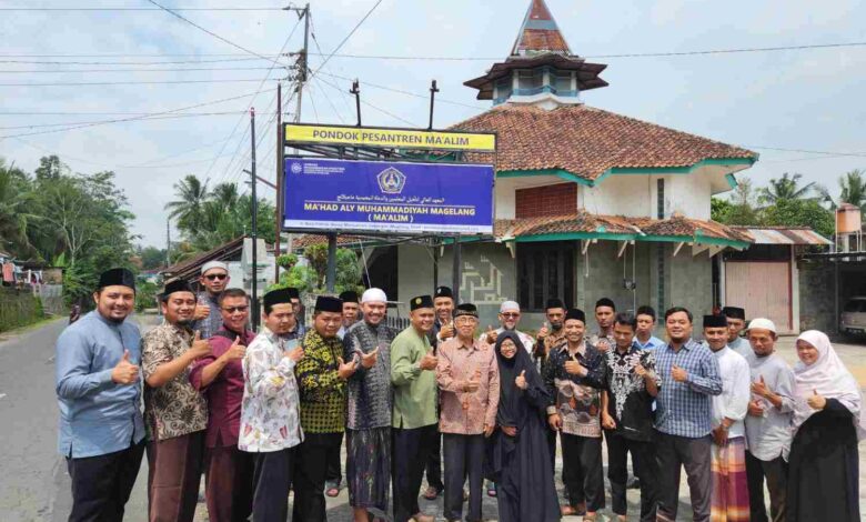 Foto bersama pengurus dan panitia Santri MU Fest 1 di depan papan nama Pondok Pesantren Ma'alim Ma'had Aly Muhammadiyah Magelang.