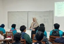 Dosen memaparkan materi perkuliahan di depan siswa SMA Muhammadiyah PK Kottabarat saat mengikuti program Sit In kuliah di FEB UMS.