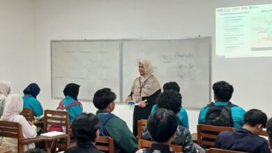 Dosen memaparkan materi perkuliahan di depan siswa SMA Muhammadiyah PK Kottabarat saat mengikuti program Sit In kuliah di FEB UMS.