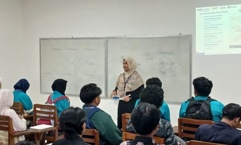 Dosen memaparkan materi perkuliahan di depan siswa SMA Muhammadiyah PK Kottabarat saat mengikuti program Sit In kuliah di FEB UMS.