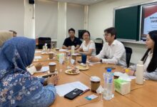 Delegasi FEB UMS berdiskusi dan menginisiasi kolaborasi riset bersama perwakilan College of Management NCKU Taiwan di ruang rapat.