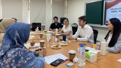 Delegasi FEB UMS berdiskusi dan menginisiasi kolaborasi riset bersama perwakilan College of Management NCKU Taiwan di ruang rapat.