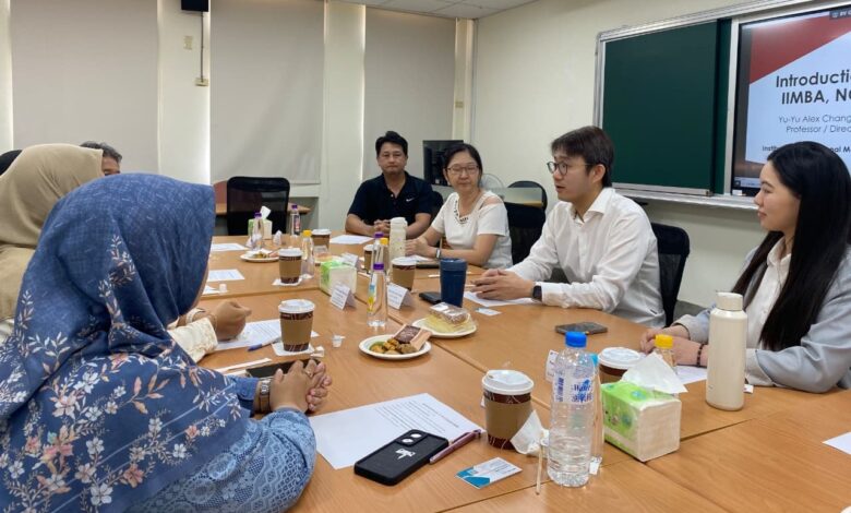 Delegasi FEB UMS berdiskusi dan menginisiasi kolaborasi riset bersama perwakilan College of Management NCKU Taiwan di ruang rapat.