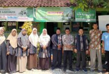 Ketua FGM Boyolali foto bersama jajaran guru MIM Garangan saat berbagi strategi SPMB Boyolali di Wonosamodro.