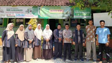 Ketua FGM Boyolali foto bersama jajaran guru MIM Garangan saat berbagi strategi SPMB Boyolali di Wonosamodro.