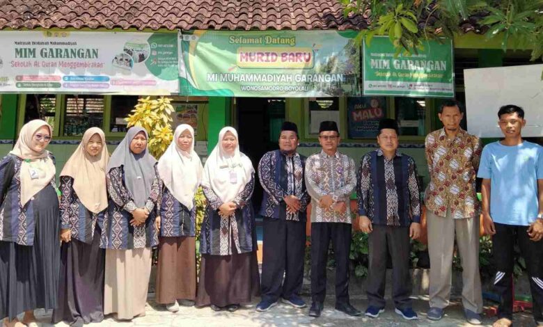 Ketua FGM Boyolali foto bersama jajaran guru MIM Garangan saat berbagi strategi SPMB Boyolali di Wonosamodro.