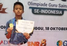 Muhammad Wira Adinegara siswa SMP Muhammadiyah PK Kottabarat memegang medali emas dan sertifikat juara olimpiade IPA