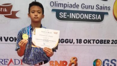 Muhammad Wira Adinegara siswa SMP Muhammadiyah PK Kottabarat memegang medali emas dan sertifikat juara olimpiade IPA