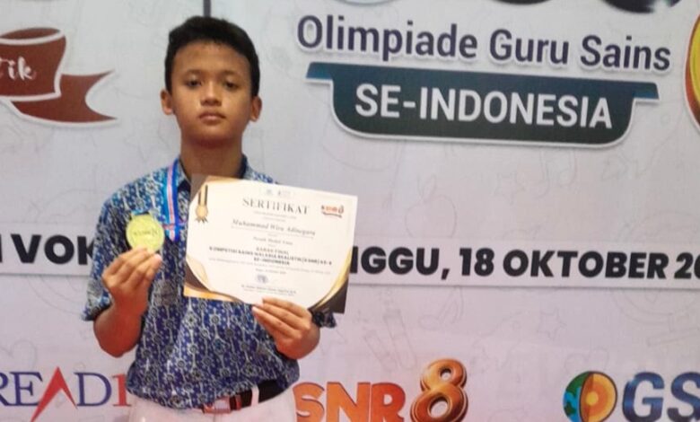 Muhammad Wira Adinegara siswa SMP Muhammadiyah PK Kottabarat memegang medali emas dan sertifikat juara olimpiade IPA