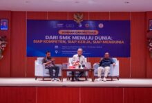 Tiga narasumber memaparkan materi pada seminar pembekalan Pekerja Migran Indonesia di Aula UMP Purwokerto.