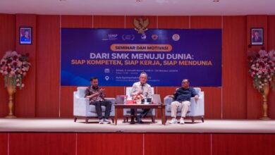 Tiga narasumber memaparkan materi pada seminar pembekalan Pekerja Migran Indonesia di Aula UMP Purwokerto.
