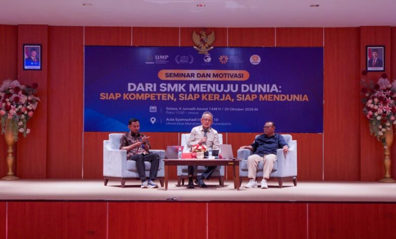 Tiga narasumber memaparkan materi pada seminar pembekalan Pekerja Migran Indonesia di Aula UMP Purwokerto.