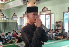 Santri putra Ponpes Asy-Syifa Jepara mengumandangkan adzan pada perlombaan Hari Santri Nasional 2026