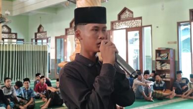 Santri putra Ponpes Asy-Syifa Jepara mengumandangkan adzan pada perlombaan Hari Santri Nasional 2026