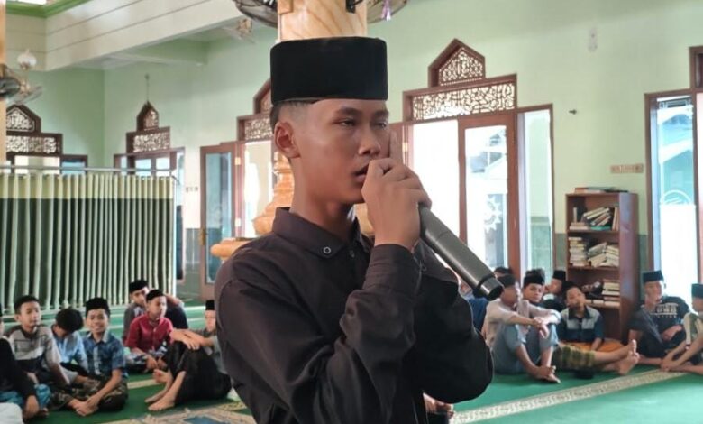 Santri putra Ponpes Asy-Syifa Jepara mengumandangkan adzan pada perlombaan Hari Santri Nasional 2026