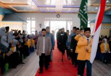 Prosesi kirab santri dan pembawa bendera dalam peringatan Hari Santri 2026 di TrenMuda Wiradesa