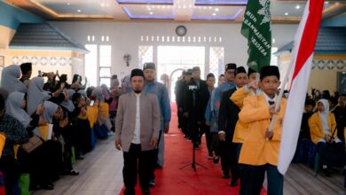 Prosesi kirab santri dan pembawa bendera dalam peringatan Hari Santri 2026 di TrenMuda Wiradesa