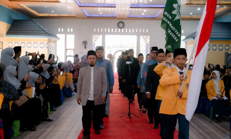 Prosesi kirab santri dan pembawa bendera dalam peringatan Hari Santri 2026 di TrenMuda Wiradesa