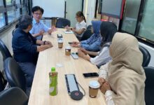 Delegasi FEB UMS saat berdiskusi dalam pertemuan kerja sama dengan perwakilan OIA NCKU Taiwan di ruang rapat.