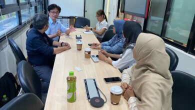 Delegasi FEB UMS saat berdiskusi dalam pertemuan kerja sama dengan perwakilan OIA NCKU Taiwan di ruang rapat.