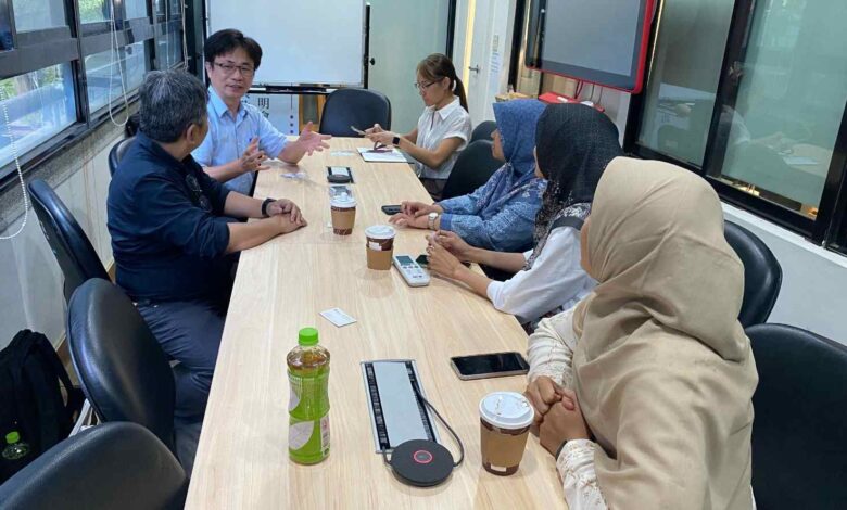 Delegasi FEB UMS saat berdiskusi dalam pertemuan kerja sama dengan perwakilan OIA NCKU Taiwan di ruang rapat.
