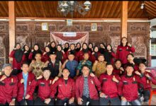 Foto bersama kader IMM UMS dan tokoh masyarakat Sukoharjo saat pembukaan program pengabdian masyarakat.
