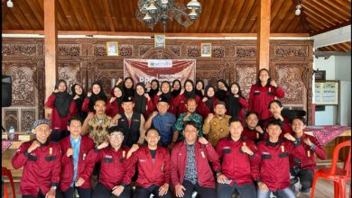 Foto bersama kader IMM UMS dan tokoh masyarakat Sukoharjo saat pembukaan program pengabdian masyarakat.