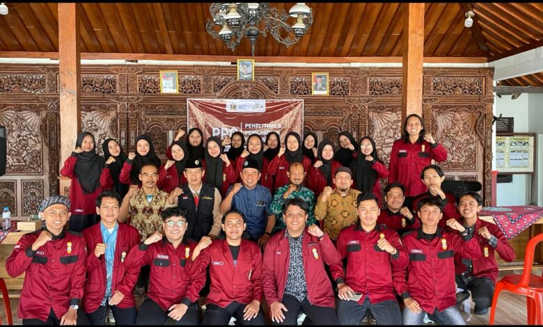 Foto bersama kader IMM UMS dan tokoh masyarakat Sukoharjo saat pembukaan program pengabdian masyarakat.