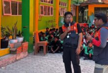 Relawan Psikologi UMS dan MDMC Jateng memberikan penyuluhan edukasi mitigasi bencana gempa NTT kepada siswa di MTsN Nagekeo.