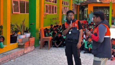 Relawan Psikologi UMS dan MDMC Jateng memberikan penyuluhan edukasi mitigasi bencana gempa NTT kepada siswa di MTsN Nagekeo.