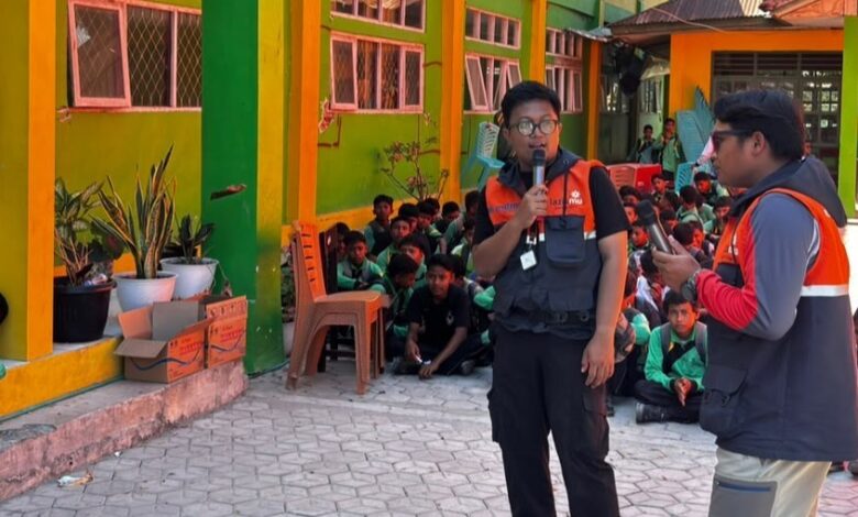 Relawan Psikologi UMS dan MDMC Jateng memberikan penyuluhan edukasi mitigasi bencana gempa NTT kepada siswa di MTsN Nagekeo.