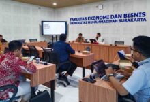 Suasana diskusi ilmiah Dosen UMS dan akademisi University of Gothenburg Swedia mengenai inovasi AI dalam pembelajaran akuntansi di FEB UMS.