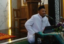 Ustaz Dwi Jatmiko memberikan ceramah dalam acara tasyakuran renovasi Masjid As-Syiar RRI Surakarta memperingati Hari Santri Nasional 2026 di Solo