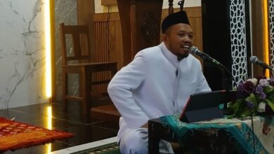 Ustaz Dwi Jatmiko memberikan ceramah dalam acara tasyakuran renovasi Masjid As-Syiar RRI Surakarta memperingati Hari Santri Nasional 2026 di Solo