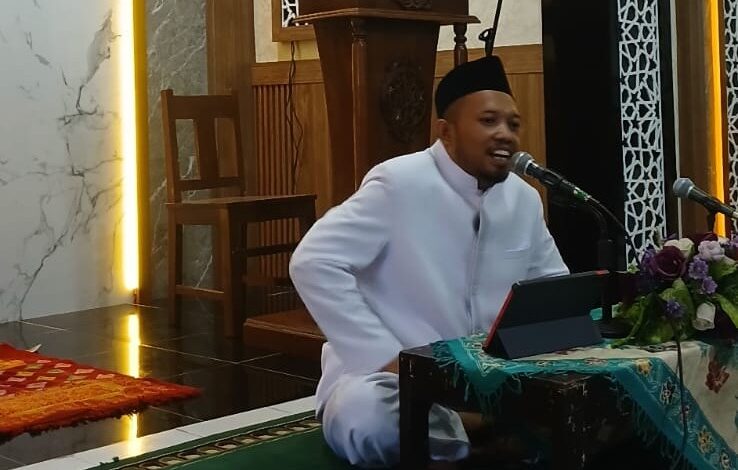 Ustaz Dwi Jatmiko memberikan ceramah dalam acara tasyakuran renovasi Masjid As-Syiar RRI Surakarta memperingati Hari Santri Nasional 2026 di Solo