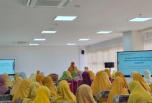 Pemateri memberikan materi seminar manajemen stres ibu rumah tangga yang diselenggarakan Majelis Kesehatan PDA Banyumas di UMP.