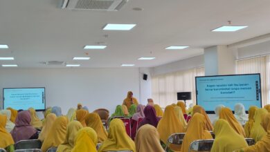 Pemateri memberikan materi seminar manajemen stres ibu rumah tangga yang diselenggarakan Majelis Kesehatan PDA Banyumas di UMP.