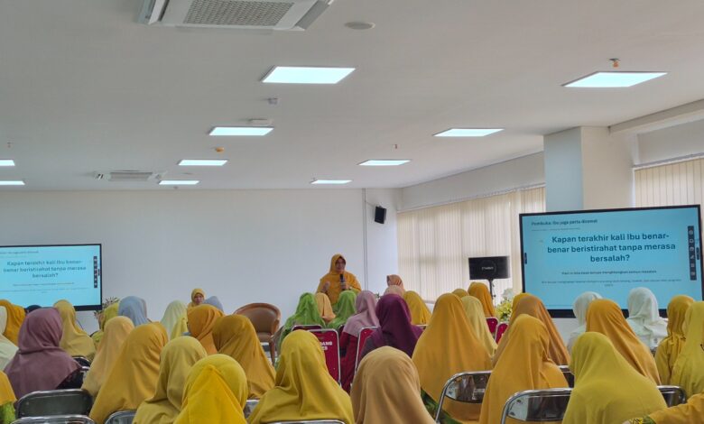 Pemateri memberikan materi seminar manajemen stres ibu rumah tangga yang diselenggarakan Majelis Kesehatan PDA Banyumas di UMP.