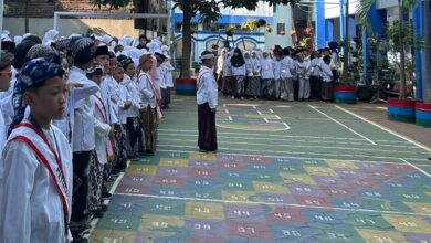 Siswa-siswi MI Muhammadiyah Al Tanbih Kudus berbaris rapi mengenakan busana muslim dan ikatan kepala saat mengikuti apel peringatan Hari Santri 2026 di halaman sekolah.