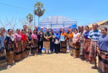 Tim pengabdi UMPWR dan Unkriswina Sumba berfoto bersama warga Desa Kaliuda di depan unit pengering rumput laut berbasis energi surya Solar Dryer Dome di Sumba Timur.