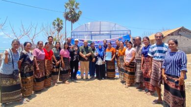 Tim pengabdi UMPWR dan Unkriswina Sumba berfoto bersama warga Desa Kaliuda di depan unit pengering rumput laut berbasis energi surya Solar Dryer Dome di Sumba Timur.