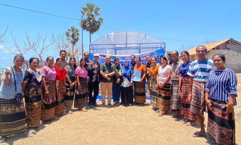 Tim pengabdi UMPWR dan Unkriswina Sumba berfoto bersama warga Desa Kaliuda di depan unit pengering rumput laut berbasis energi surya Solar Dryer Dome di Sumba Timur.